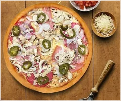 Ham, salami, spek, champignons, ui en jalapenopepers